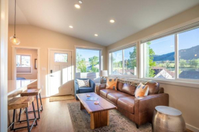 Modern Golden Cottage with Incredible Mtn View!